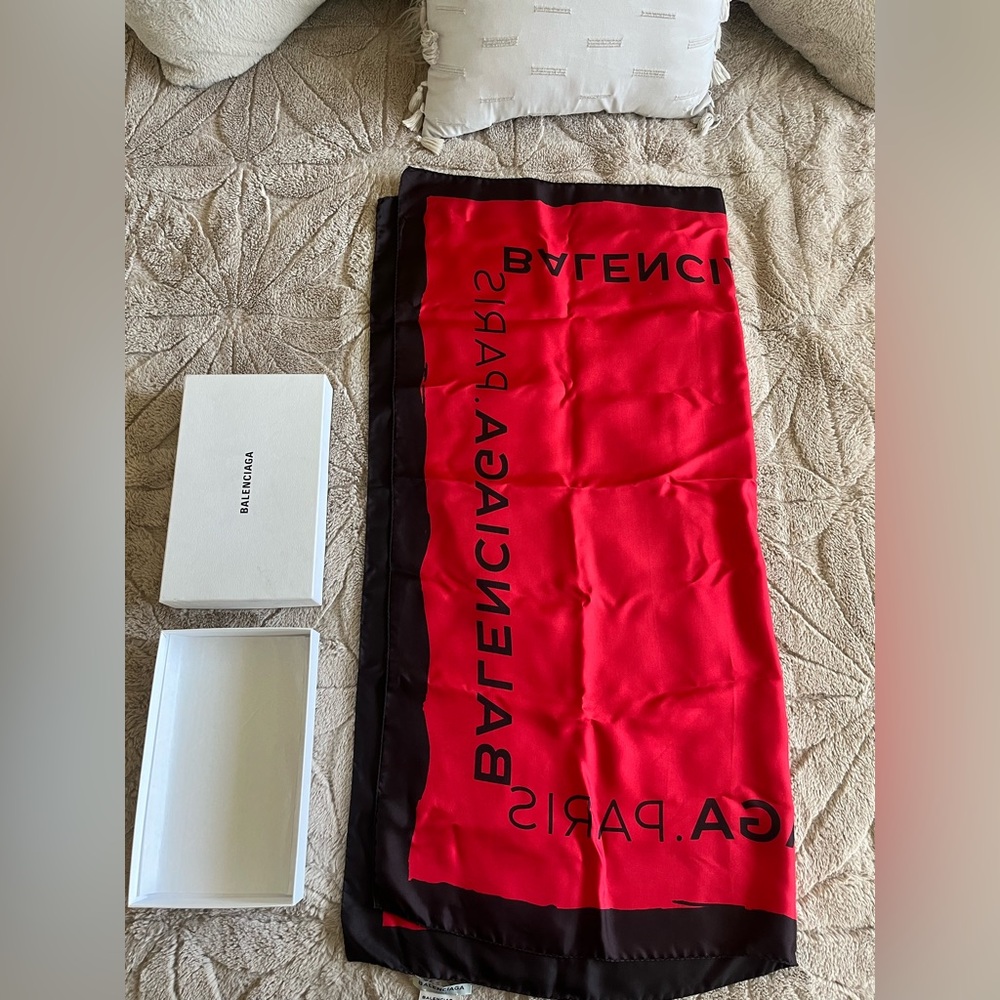 Balenciaga Silk neckerchief
Never worn
Red, Silk
